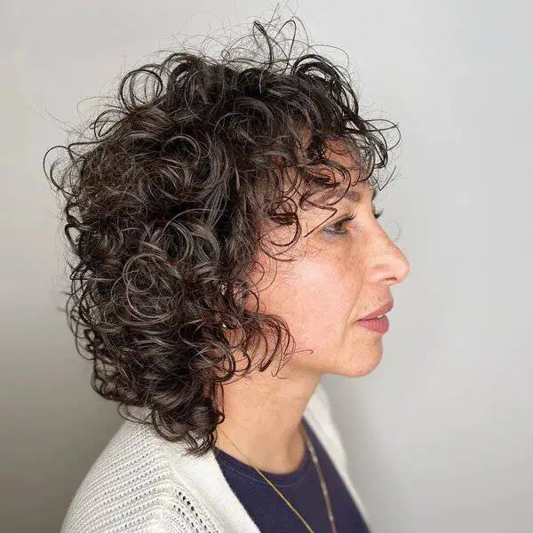 perasti kovrčavi paž sa slojevima i šiškom koji stvara pokret i punoću