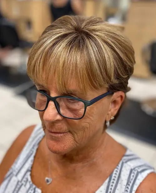 Pixie frizura sa šiškom koja lijepo pristaje uz naočale i omekšava crte lica nakon 70. godine.