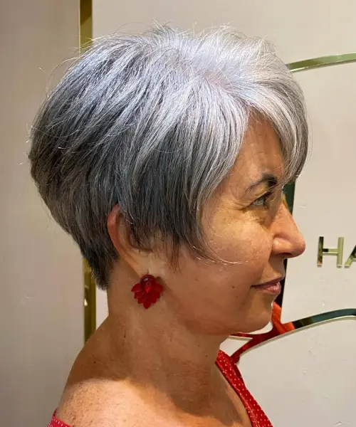 pixie sol i papar s bočnim pramenovima za ženstven i svjež izgled