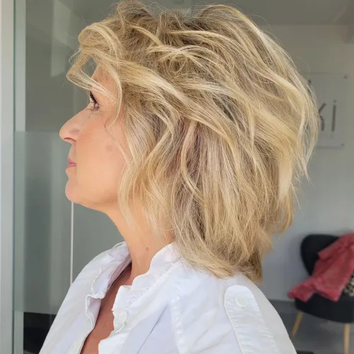 Slojeviti midi shag nakon 60. godine, moderan rez s pokretom i teksturom za osvježen stil.