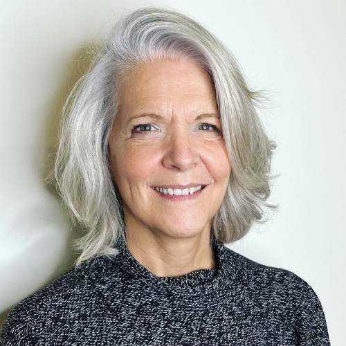 Slojeviti sijedi bob za starije žene koji dodaje volumen i lagani pokret tankoj kosi.