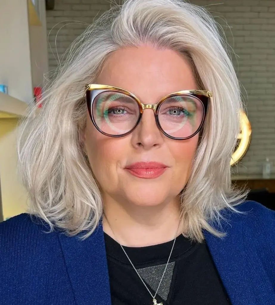 Platinasta kratka frizura koja dodaje visinu i optički sužava okruglo lice.