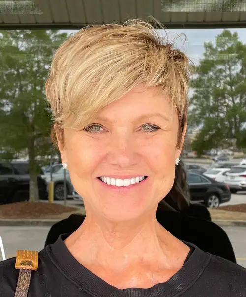 plavi pixie s bočnom šiškom