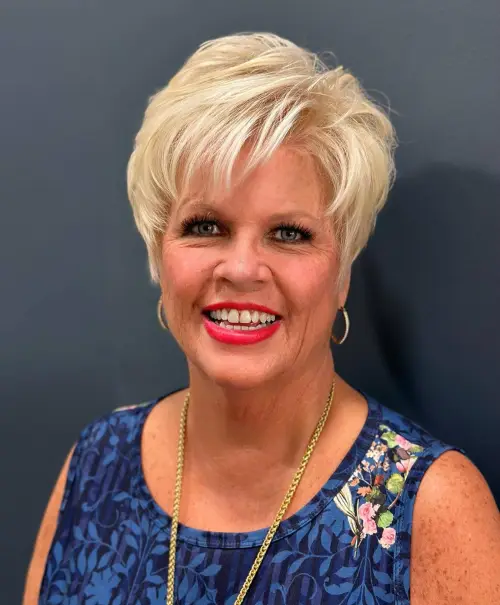 plavi stepenasti rez za žene nakon 50. godine