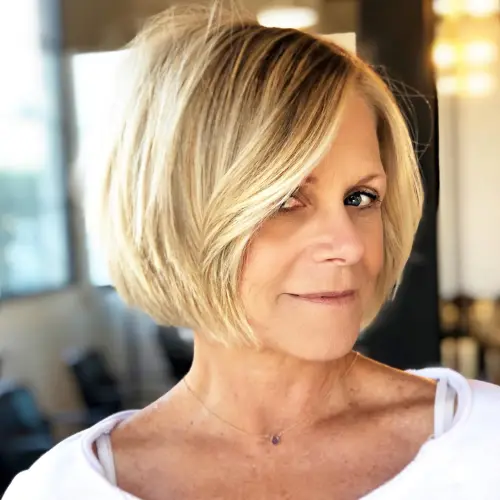 Plavuši bob do brade sa zatamnjenim korijenom koji pruža prirodnu dimenziju i mladenački dojam.