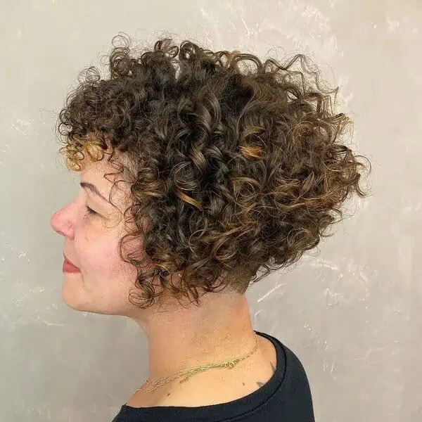 podšišani kovrčavi paž s naglašenim kontrastom i modernom teksturom