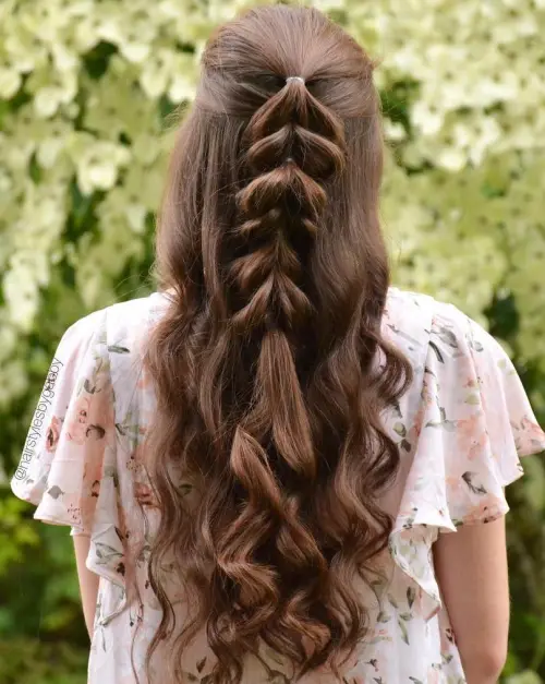Polovična pull-through pletenica, lagana i moderna frizura za djevojke.