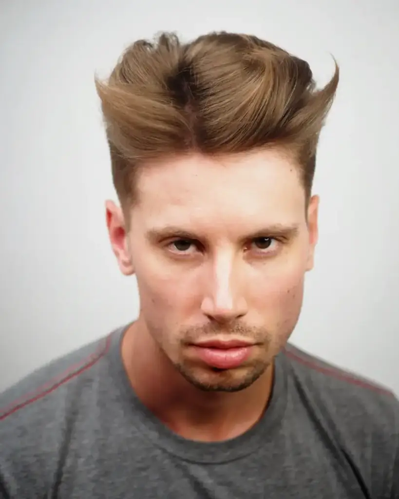 Quiff frizura s kontroliranim volumenom koja ne produljuje već uravnotežuje pravokutno lice.