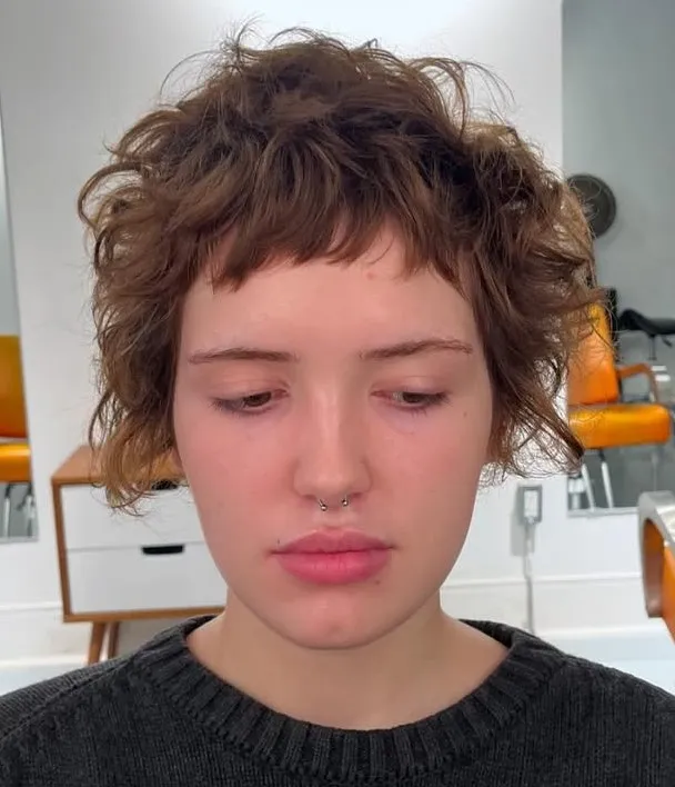 Razbarušeni pixie s kratkim šiškama koji omekšava crte i dodaje pokret pravokutnom licu.