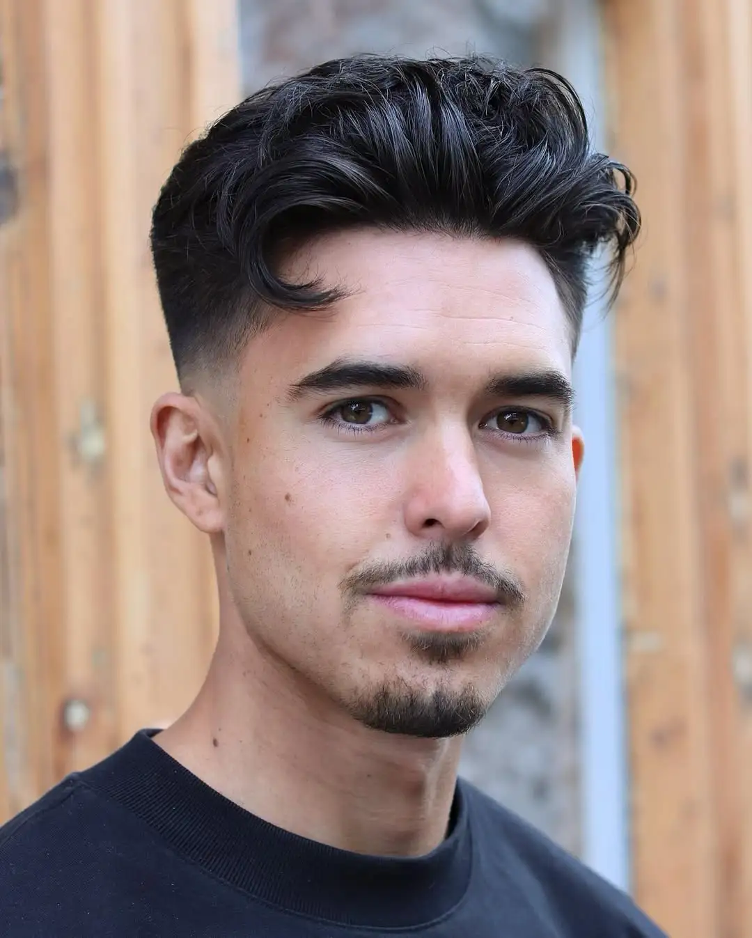 Razbarušeni quiff za muškarce s pravokutnim licem koji omekšava crte i smanjuje dojam duljine.