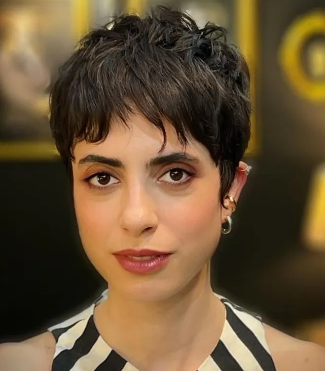 Razigrani pixie s mekim slojevima koji stvaraju volumen i uravnotežuju crte pravokutnog lica.