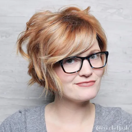 Razmršena strawberry blonde pixie frizura za djevojke s prirodnim volumenom.