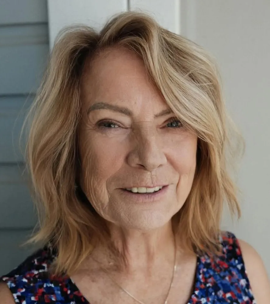 Razmršeni moderni paž za žene nakon 60. godine s punoćom i prirodnim pokretom.