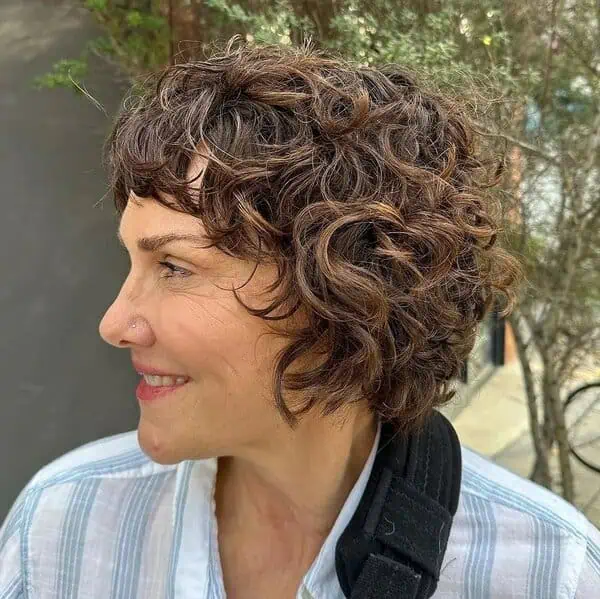 razmršeni prirodni kovrčavi paž za opušten, moderan i lagan izgled