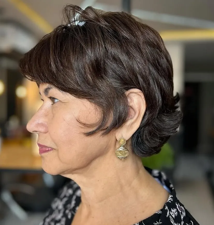 Razlajani bixie paž za starije žene s prirodnim volumenom i modernom teksturom.