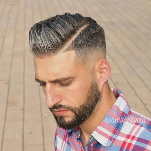 Kratka muška frizura Short Comb Over s hard part razdjeljkom za elegantan i moderan izgled.