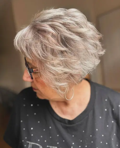 siva pernata frizura sa šiškama za meko uokvirivanje lica