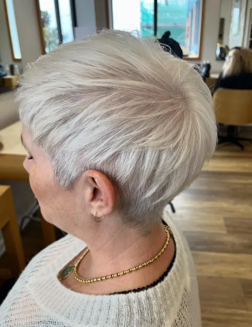 siva undercut pixie frizura za hrabar i stiliziran izgled