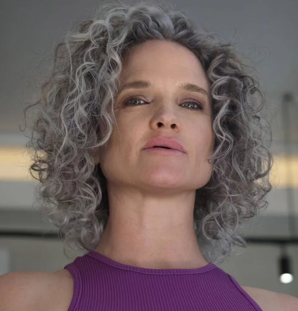 sivi kovrčavi paž koji omekšava crte lica i stvara mladenački izgled