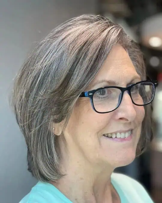 Sivi paž uz naočale, moderan stil koji naglašava crte lica.