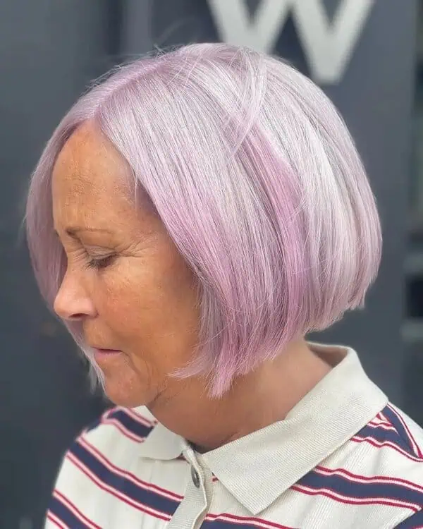 Sivi paž s nježnim pastelnim pramenovima koji dodaju toplinu i dimenziju.