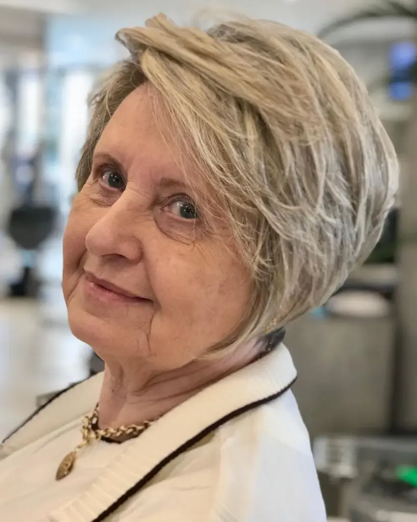 Sivi pixie bob koji podiže volumen na tjemenu i uravnotežuje okrugle crte.