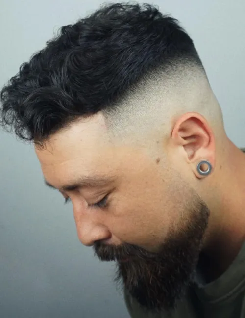 Muška skin fade frizura koja vizualno izdužuje okruglo lice i stvara moderan, uravnotežen izgled.