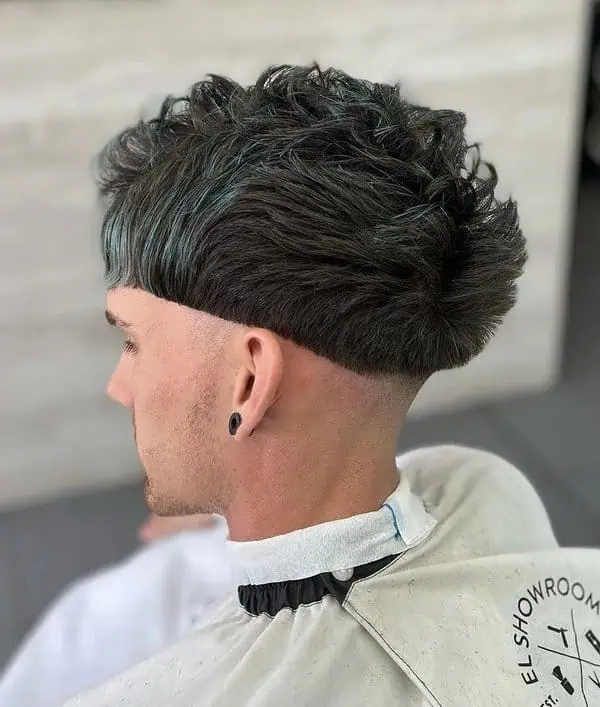Skin undercut frizura za gustu kosu koja stvara snažan kontrast i uredan oblik.