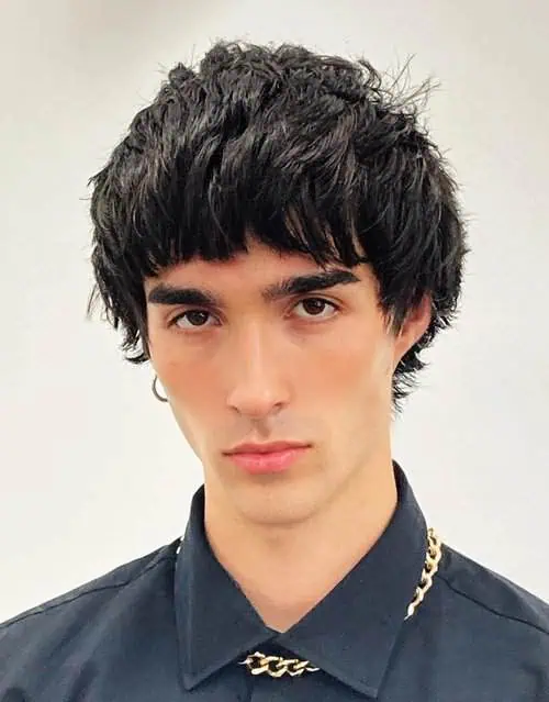 Slojevita razbarušena frizura koja omekšava crte i vizualno proširuje duguljasto lice.