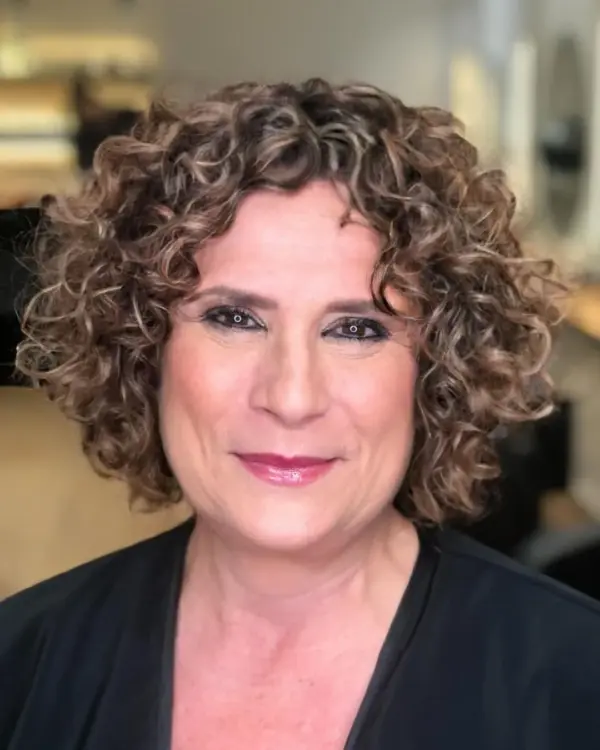 Slojeviti bob za gustu kosu koji dodaje pokret i omekšava izraženu čeljust.