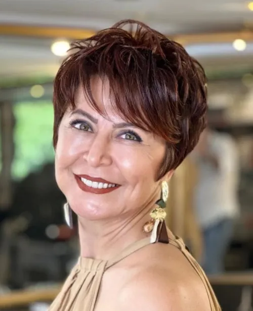 Slojeviti pixie bob koji vizualno izdužuje okruglo lice i stvara lagan, mladenački dojam.