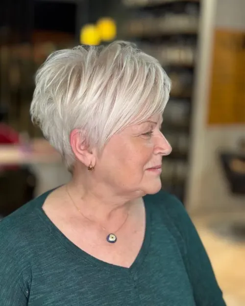 Slojeviti pixie s volumenom koji vizualno podiže tanku kosu i stvara svjež, lagan izgled.