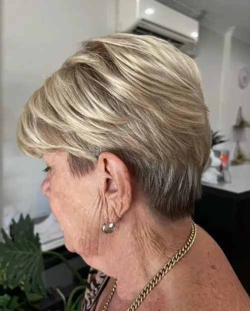 Slojeviti pixie za ravnu kosu koji dodaje pokret i lakoću uz minimalno održavanje.