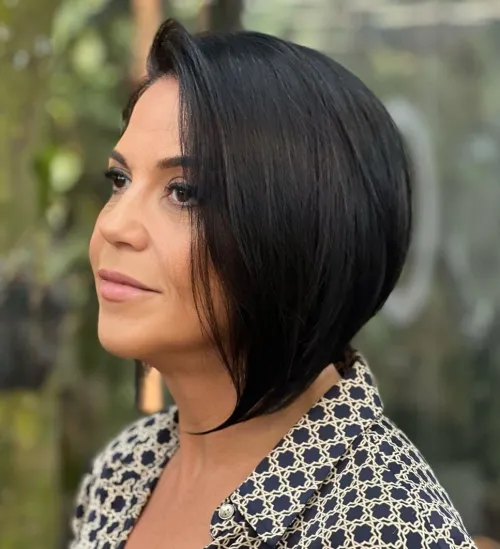 Slojeviti stacked paž za ravnu kosu koji daje volumen u stražnjem dijelu.