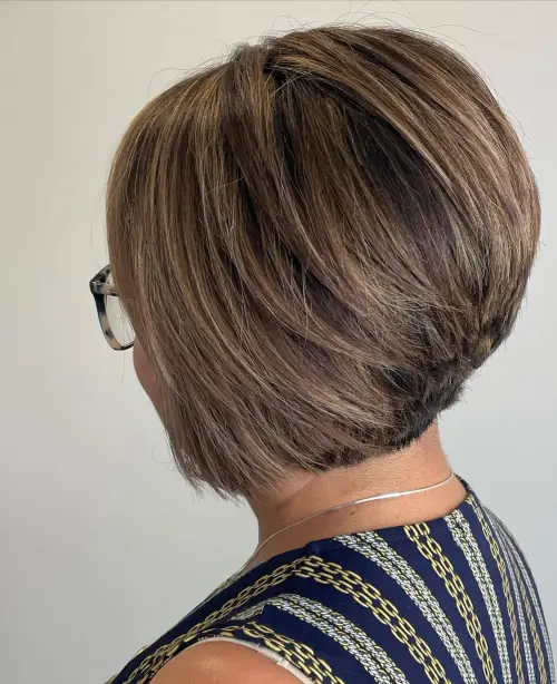 smeđi stacked bob za žene nakon 60. godine s dodatnim volumenom