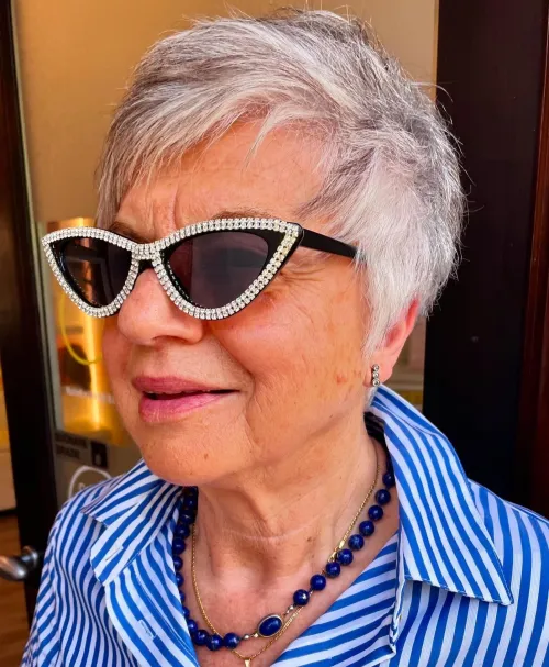 Spiky pixie za gustu kosu s teksturom koja dodaje dinamiku i moderan izgled nakon 70. godine.