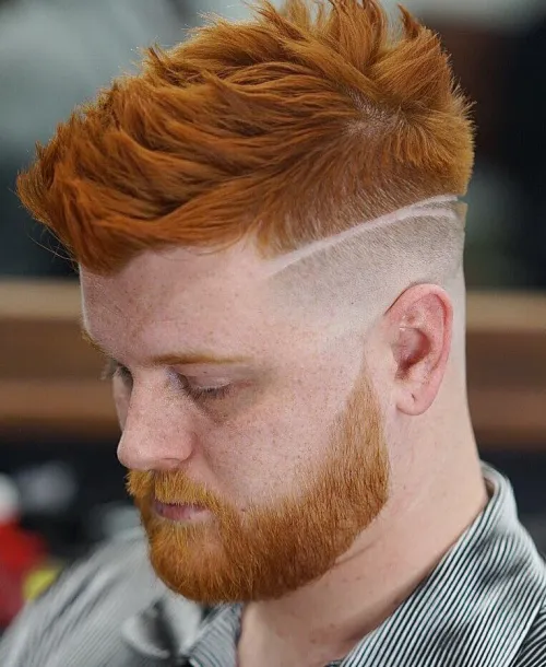 Spiky undercut frizura za muškarce koja stvara visinu na vrhu i ističe strukturu okruglog lica.