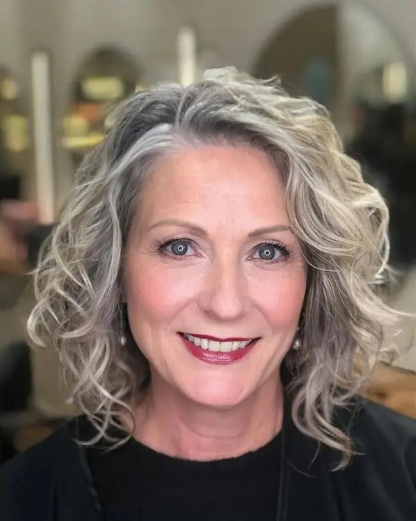 srebrno plavi dugi kovrčavi paž s mekim spiralama i prirodnim sjajem