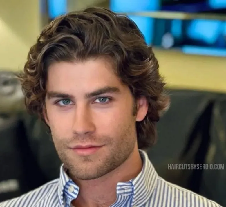 Muška frizura srednje duljine koja omekšava crte i dodaje prirodno kretanje pravokutnom licu.