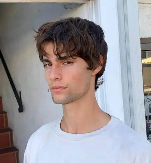 Frizura srednje duljine sa šiškama koje smanjuju širinu jagodica i omekšavaju dijamantni oblik.