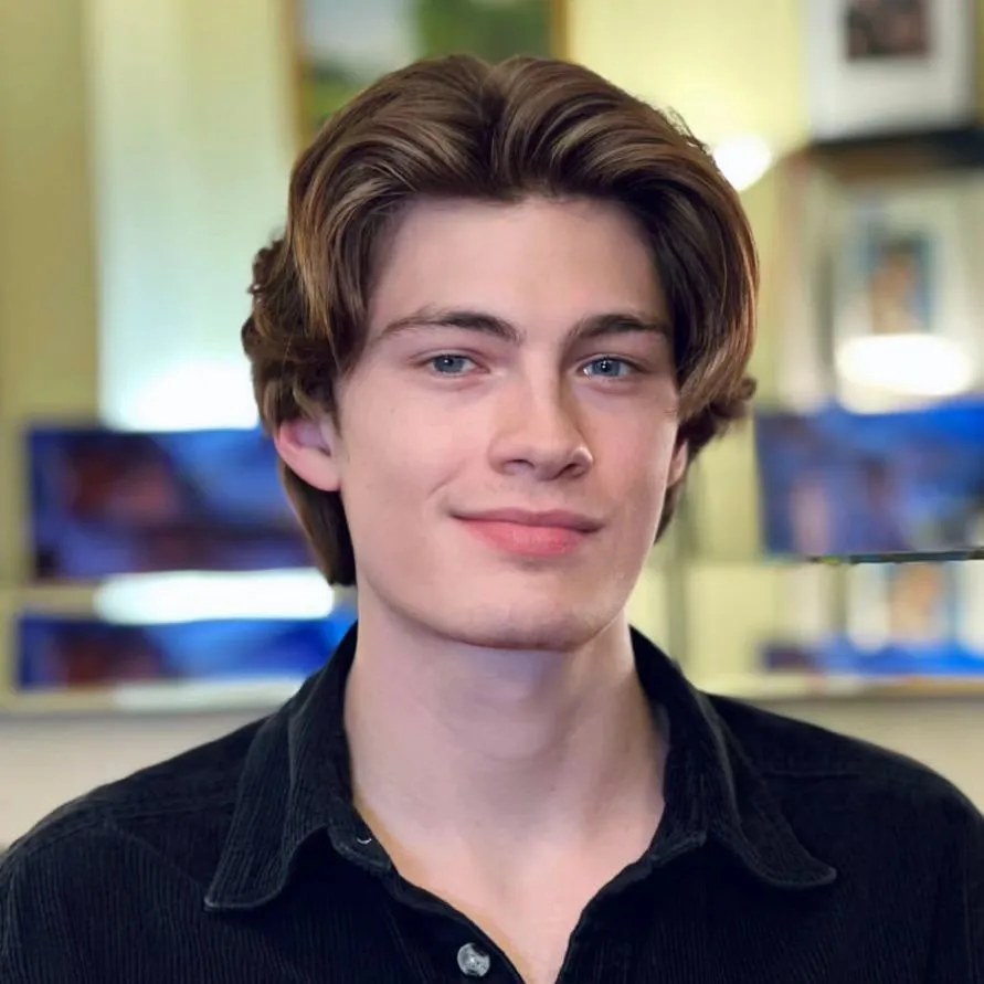 Frizura srednje dužine koja stvara dobar balans volumena i omekšava kvadratni oblik lica.