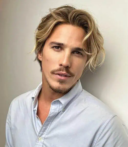 Ravna frizura srednje dužine koja dodaje širinu i smanjuje vertikalni naglasak duguljastog lica.