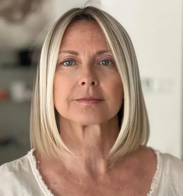 Srednje dugi bob sa srednjim razdjeljkom koji stvara simetriju i suptilno omekšava čeljust.