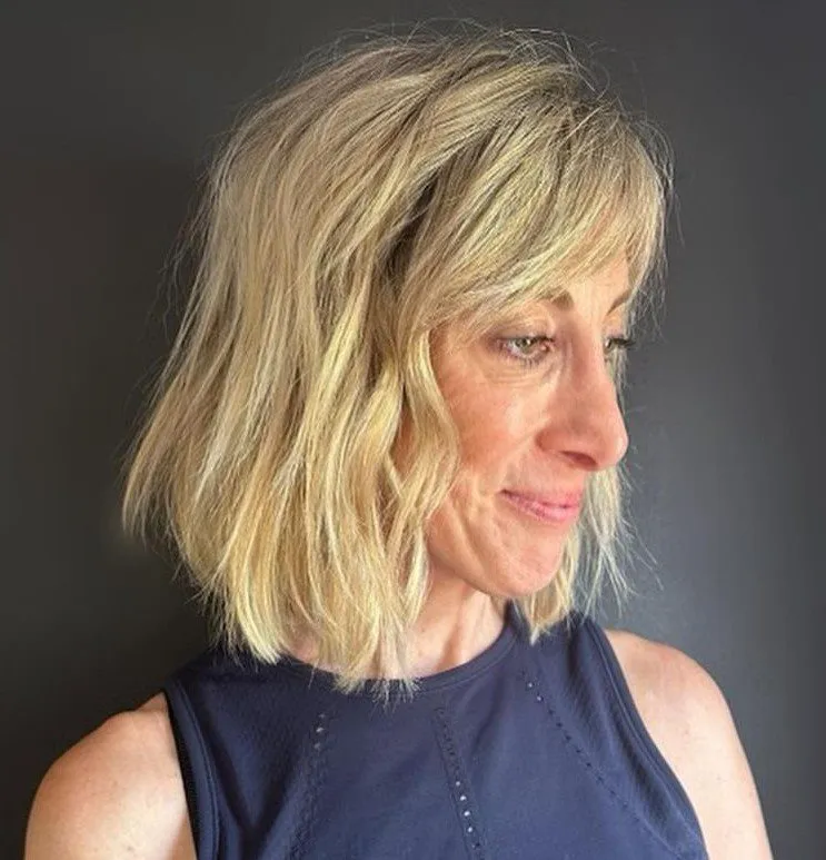 Srednje dugi paž koji uravnotežuje izduženo lice mekim slojevima.