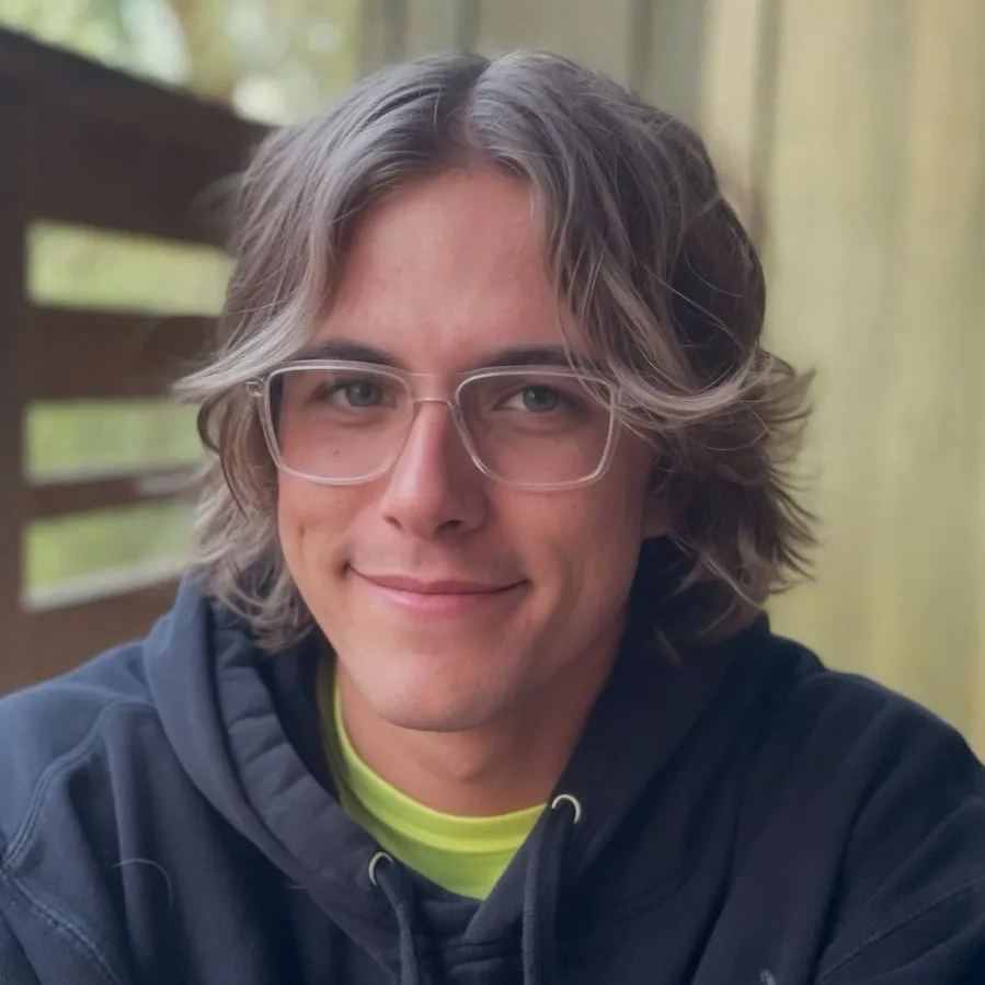 Surfer frizura koja dodaje pokret i stvara mekši, opušteniji izgled kvadratnog lica.