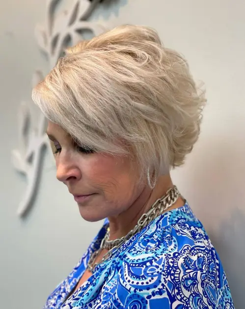 svijetla bixie frizura s teksturom za lagan i mladenački stil