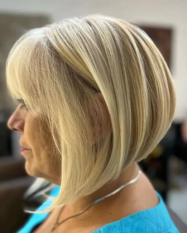 Svijetli asimetrični paž za starije žene koji pomlađuje i dodaje pokret.