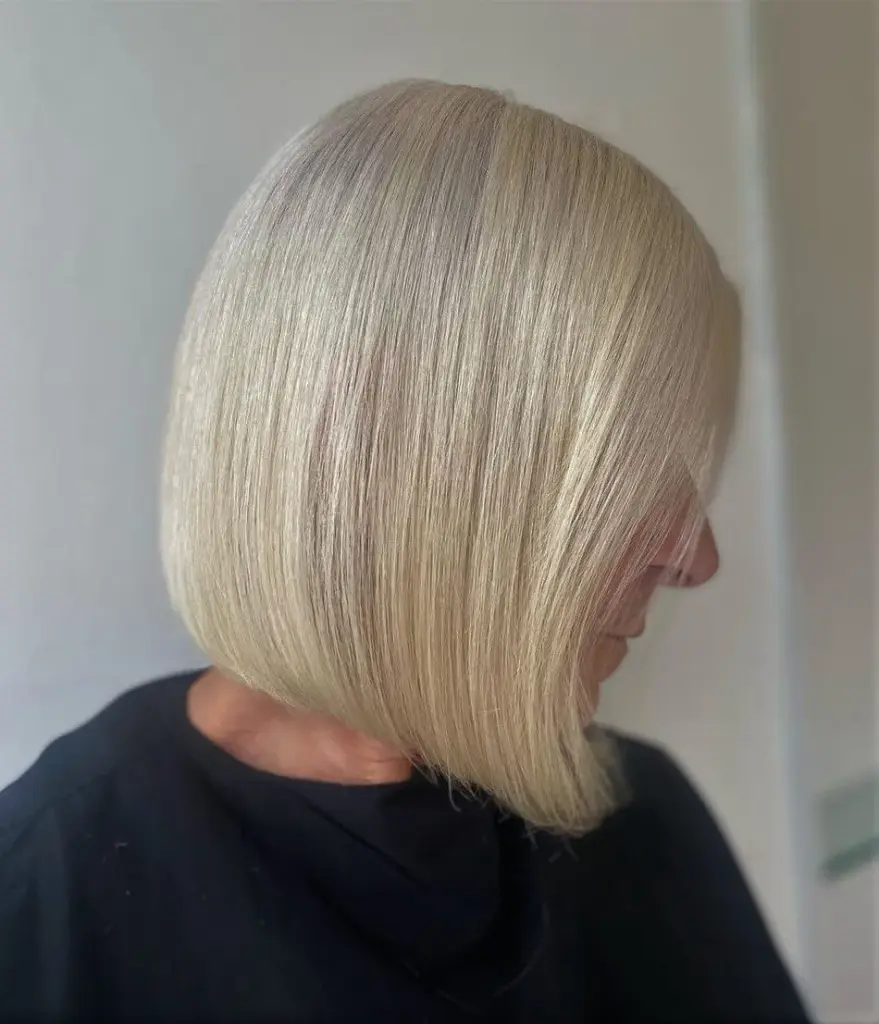 Svijetli glatki paž za starije žene koji stvara uredan i elegantan izgled.