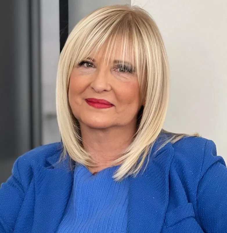 Svijetli lob koji vizualno izdužuje okruglo lice i osvetljava ten.