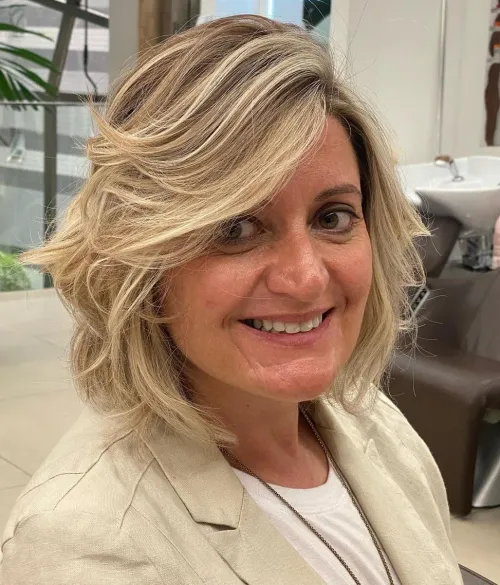 Svijetli paž sa stranim razdjeljkom koji omekšava crte lica i dodaje volumen.